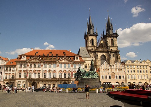 Video: Sights At Old Town Square & Astronomical Clock Prague