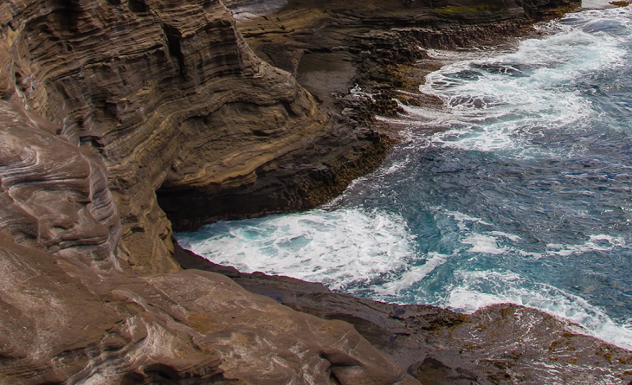 Video: The Spitting Cave of Portlock in Oahu Hawaii
