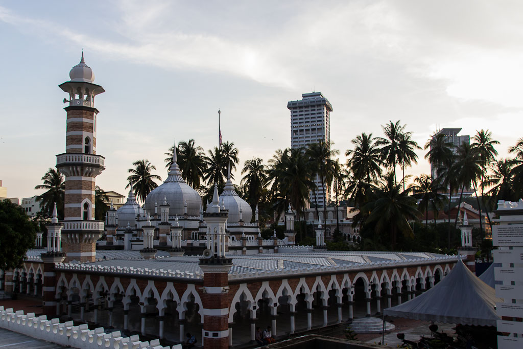 Video: The Masjid Jamek Mosque in Kuala Lumpur in Malaysia KL