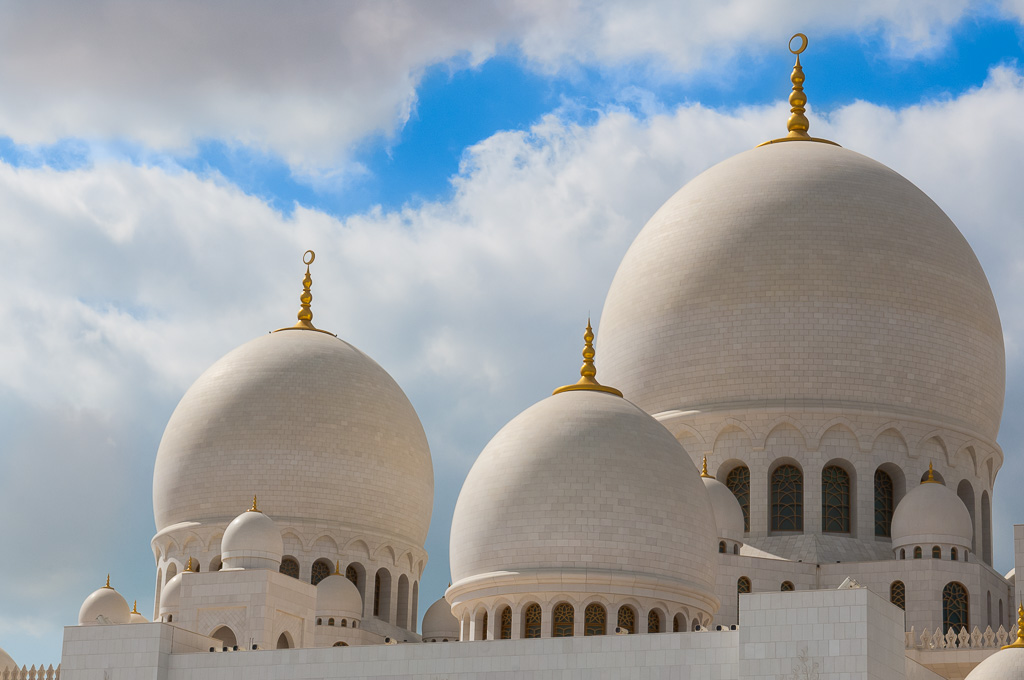 Video: The Sheikh Zayed Mosque in Abu Dhabi